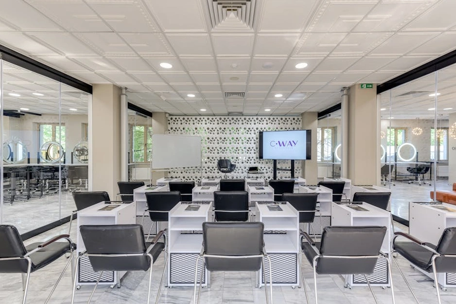 Tým stratégů diskutuje nad návrhem nové firemní identity.